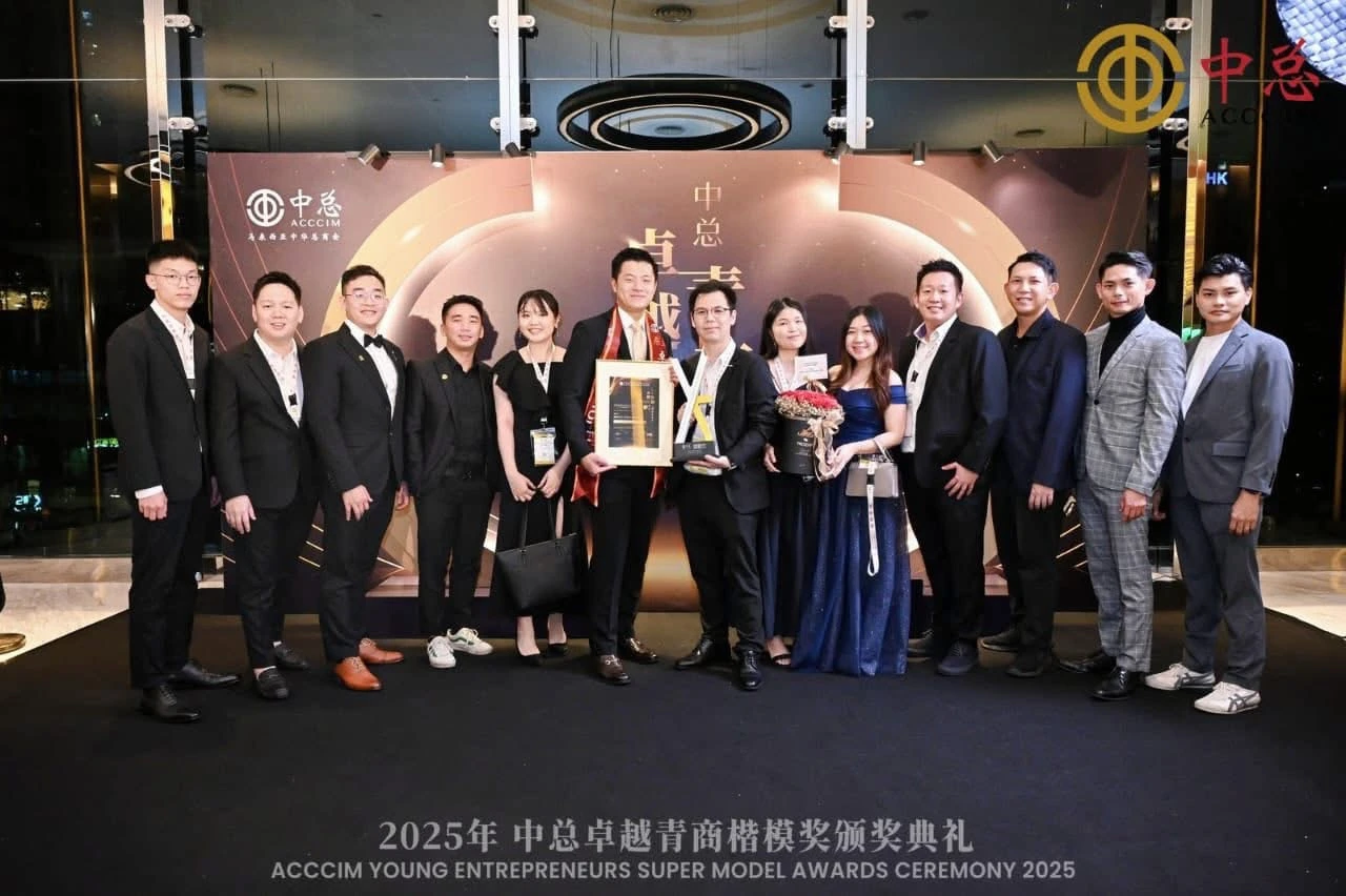 Bruce Low and JoinSEA team after winning ASEAN Entrepreneur Award 2025